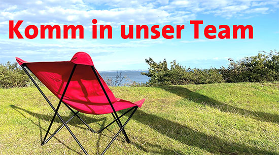 Symbolfoto: roter Stuhl auf einer Wiese